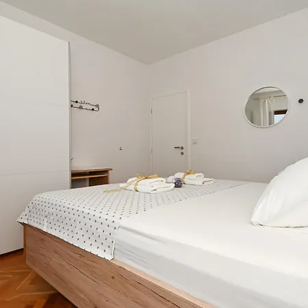 Apartamento With Hot Tub Okrug Gornji, Ciovo - 12293